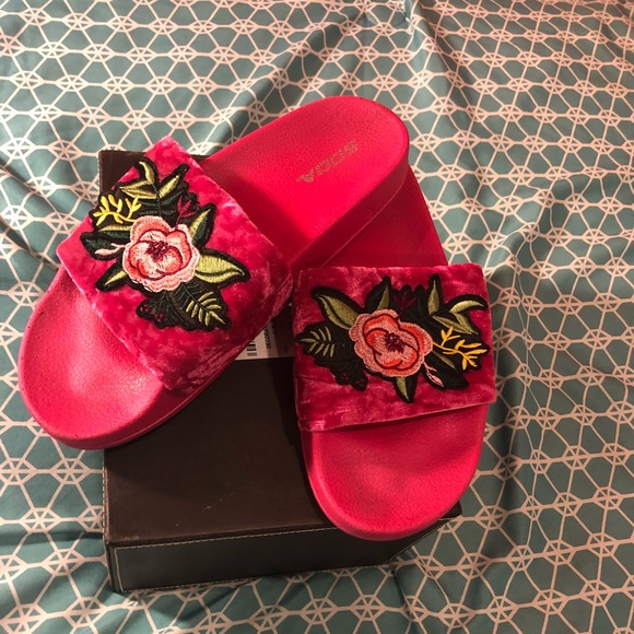 Soda Shoes - Flower Design Womens Slipper